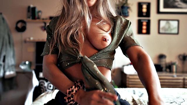 A kinky babe take it from behind in her jeans and reverse cowgirl until she can't think straight!