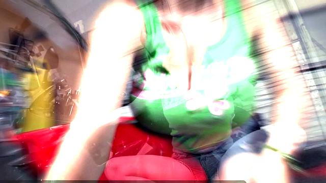 пышная брюнетка натирает сиськи у байка