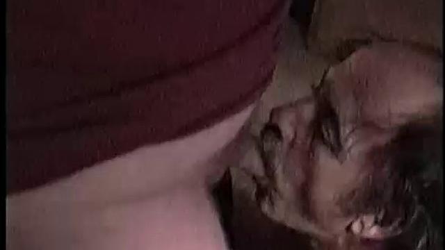 Боб раздевается, и другой рабочий дрочит ему толстый член