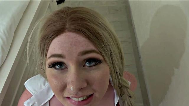 остроумная блондинка глотает bbc и шутит похабнее, чем он кончает