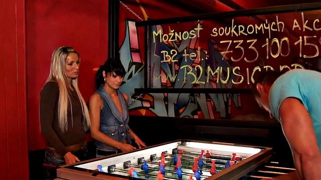 жесткие европеянки унижают его покорную жопу на жарком тройничке