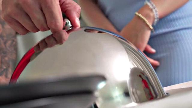 пышная милфа трахается с администратором хостела