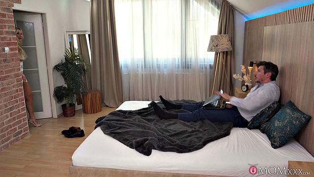 милфа застукала парня за дрочкой и тут же оседлала его