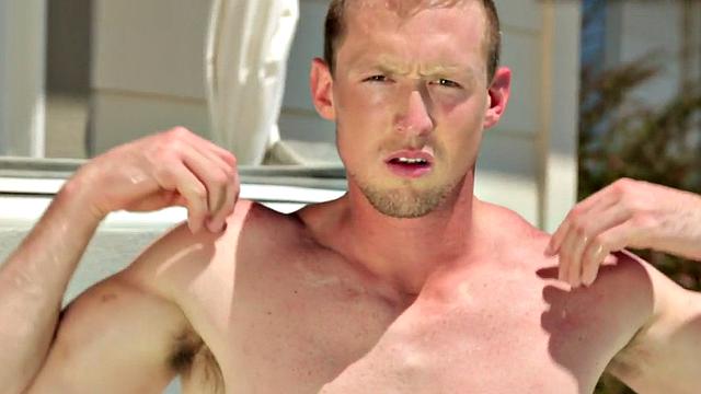 Watch this muscular amateur tease her ass and stroke herself in a solo outdoor session