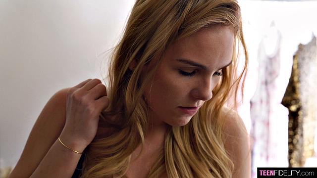 фотограф трахает модель так, что та забывает про позы