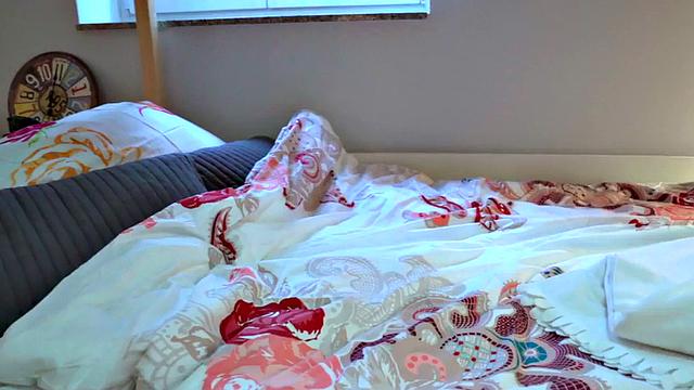 Hostel roommates passionately ride and suck in 3some