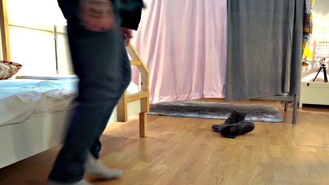 Сочные соседки по хостелу жадно скачут и глубоко берут в рот в страстном трио