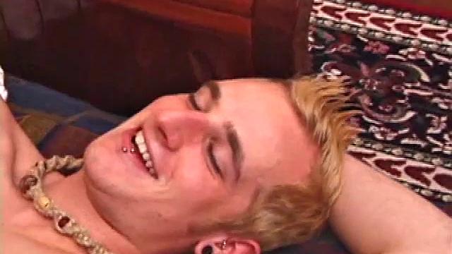 Torque отсасывает у Seth и заливает свою волосатую грудь спермой