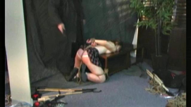 Майя выгибает попку и получает по ней от хозяина