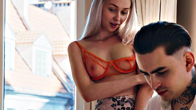 Сочная блондинка с упругой грудью получает мощный трах на столе