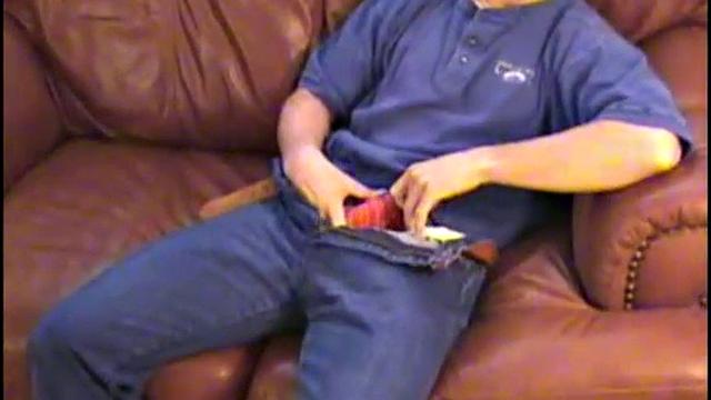 зрелый мужик дрочит медленно и заливает спермой