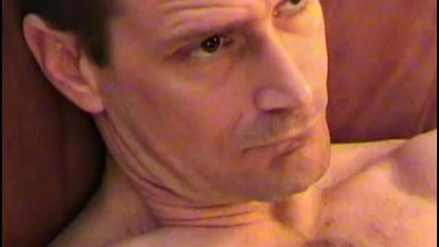зрелый мужик дрочит медленно и заливает спермой
