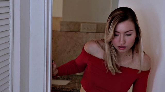 Блондинка залезла в кровать и получила сперму на лицо