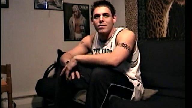 Этан дрочит свой здоровый член на камеру, наслаждаясь процессом