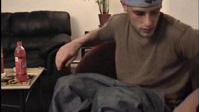 Вин получает дрочку и кончает от девушки