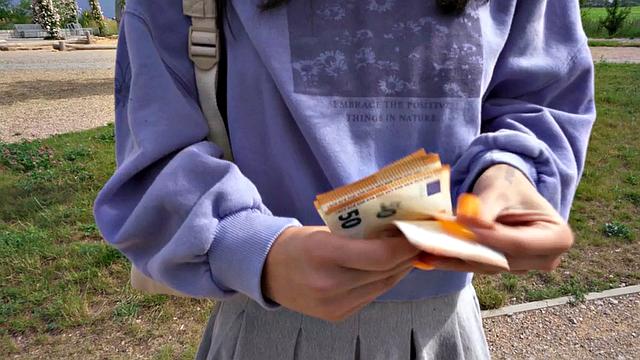 Public 21yo babe in upskirt picked up and fucked outdoors