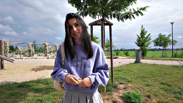 Public 21yo babe in upskirt picked up and fucked outdoors