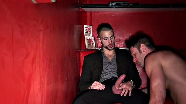 татуированный качок трахается с парнем в гей-клубе