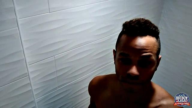 Чернокожий мужик дрочит в душе с игрушкой и кончает на крепкий член партнера-гомосексуала.