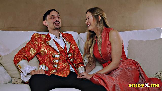 Блондинка с выбритой киской сносит башню и жадно берет в рот