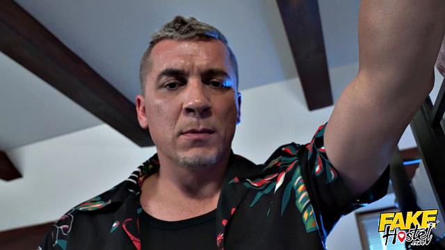 Рыжая Gigi Rouge страстно трахается с Steve Q в хостеле, не хочет уходить и жаждет ещё больше жёсткого секса.