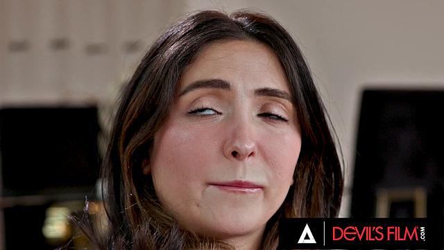 Cute Jane Wilde Gets Her Ass Fucked During Hot Threesome With Her In-Law