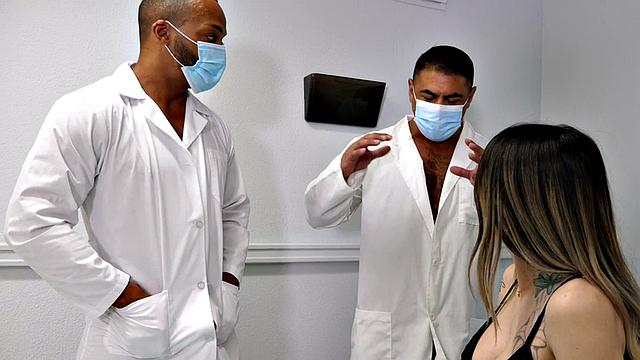 Бюстистая тётка в сетке устроила медицинский консилиум на троих