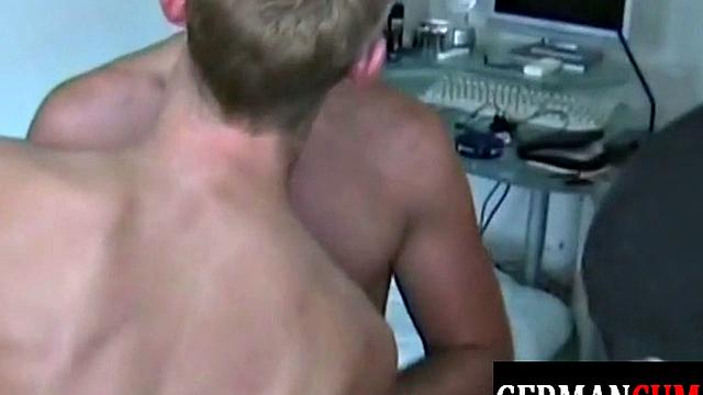 стройный европеец кайфует от жёсткого анального тройничка с качками