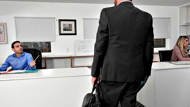 Кармен Кальенте закрывает рот озабоченному сводному брату сексом в офисе