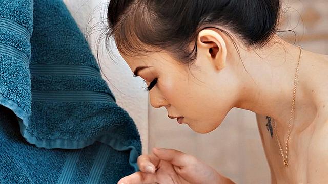 Hairy asian squirting during roast