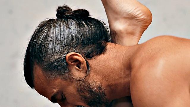 Eager stud fucked in asshole by athletic after workout