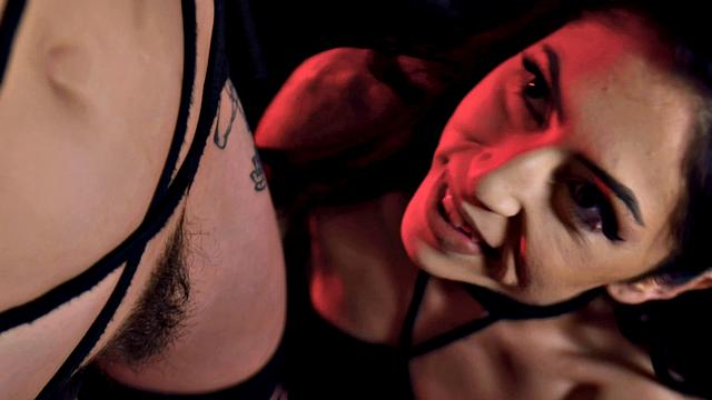 две лесбиянки связывают друг друга, играют с воском и льдом