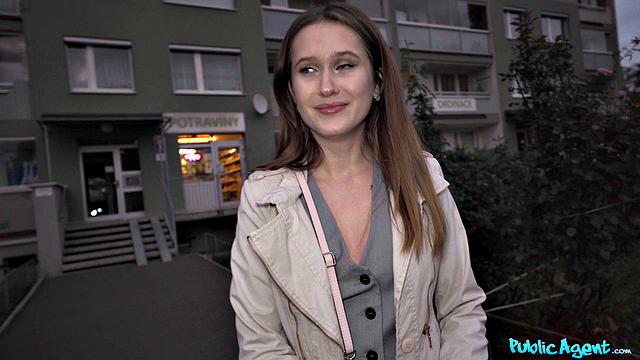 русская татуированная красотка с аппетитной жопой страстно сосёт и получает на лицо