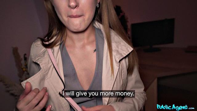 русская татуированная красотка с аппетитной жопой страстно сосёт и получает на лицо