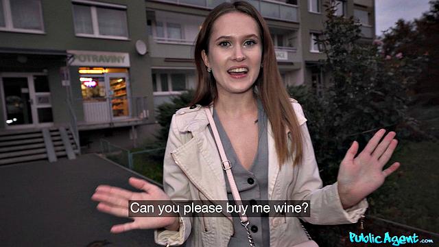 русская татуированная красотка с аппетитной жопой страстно сосёт и получает на лицо