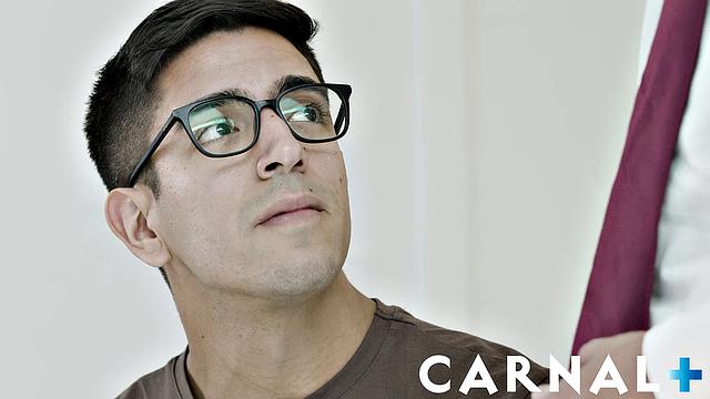 жаркий латинский брюнет глотает большой член и кайфует от минета и анального лизинга