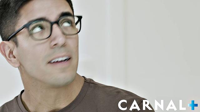 жаркий латинский брюнет глотает большой член и кайфует от минета и анального лизинга