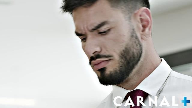 жаркий латинский брюнет глотает большой член и кайфует от минета и анального лизинга