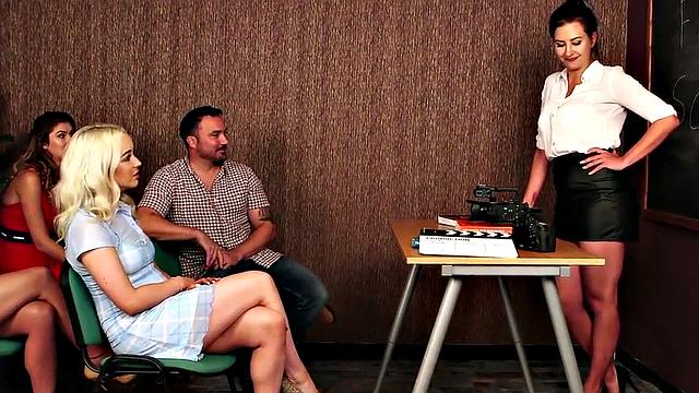 девушки cfnm сосут вместе, пока их снимает вуайерист