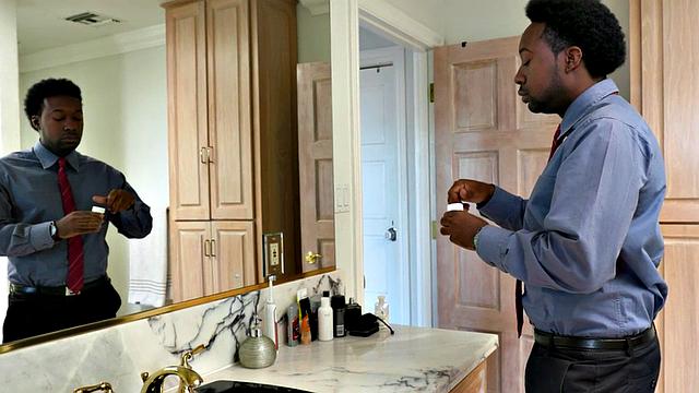 черная мачеха с огромной грудью и лохматой киской заводит горячий тройничок с пасынком