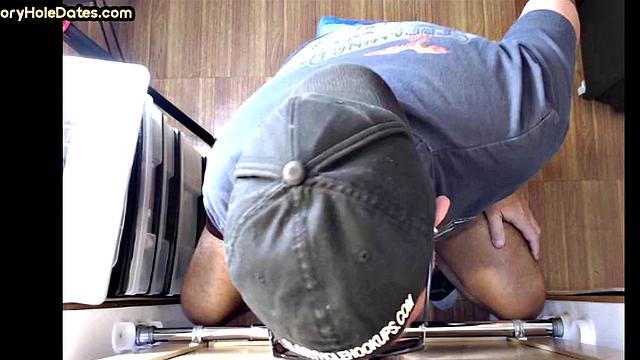 ature gaydaddy gets jizzed after BJ in gloryhole