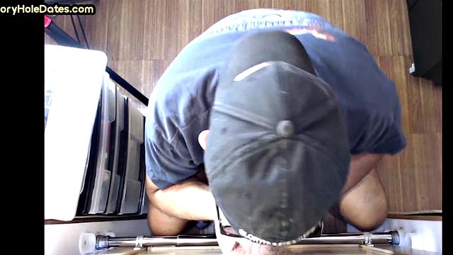 ature gaydaddy gets jizzed after BJ in gloryhole