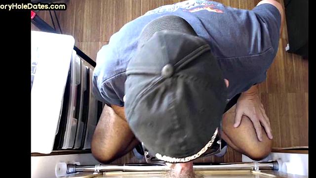 ature gaydaddy gets jizzed after BJ in gloryhole