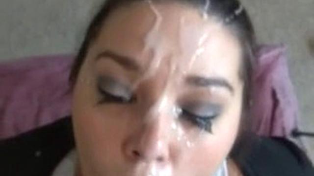 маленькая брюнетка сосет на диване и ловит сочный финиш