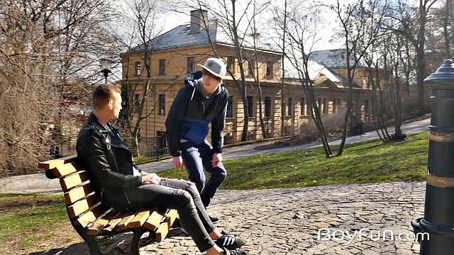 Два парня решили проверить, чей член круче - Лукаc Дрейк или Энтони Картер, и без резины пошли до конца с сарказмом и шутками.