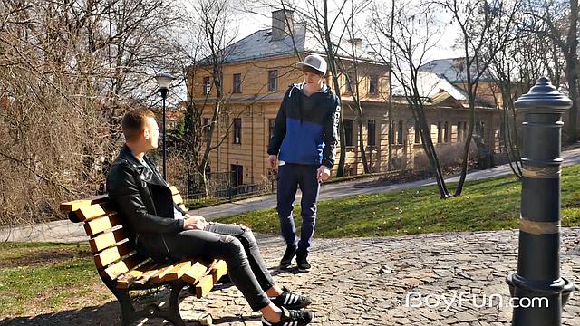 Два парня решили проверить, чей член круче - Лукаc Дрейк или Энтони Картер, и без резины пошли до конца с сарказмом и шутками.