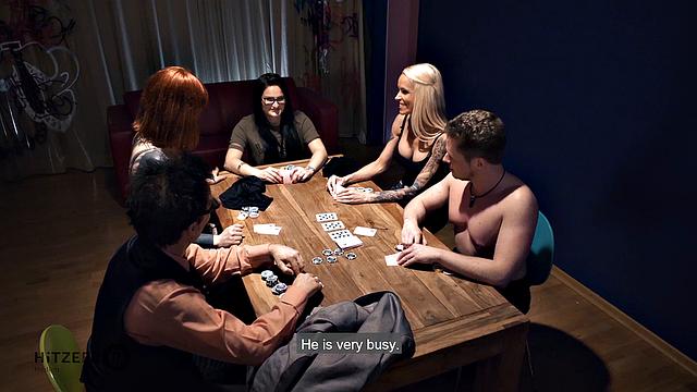 Блондинка и брюнетка разрывают диван в жаркой взрослой оргии