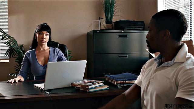 испуганная брюнетка трахается с isiah, чтобы снять стресс