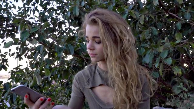 блондинка из европы трахается на природе и потом смачно сосёт pov