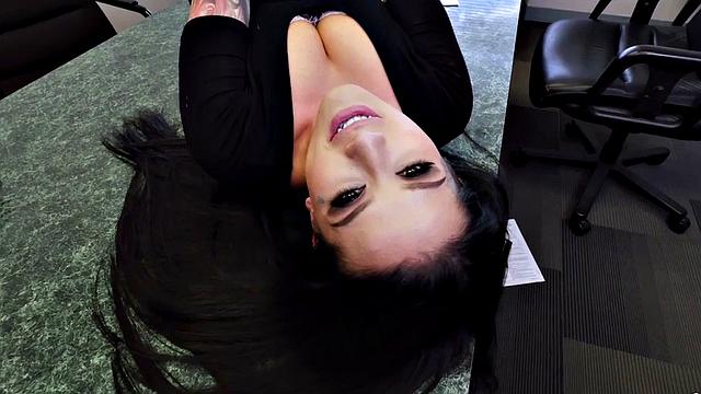 лысая секретарша с очками заглатывает по полной и получает по заслугам прямо на столе